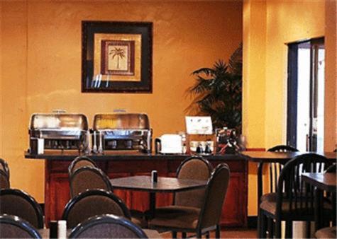 Trade Winds Central Inn Талса Ресторан фото